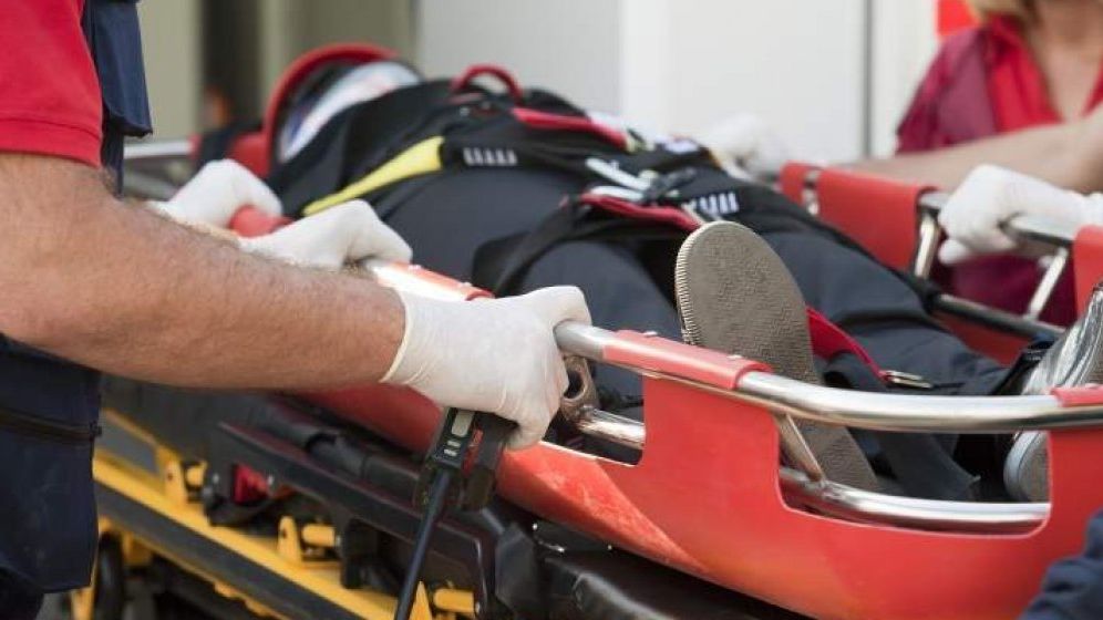 Senator PMP, adus cu ambulanta pentru a vota motiunea de cenzura: Trebuia sa fie operat astazi, dar a solicitat pe proprie raspundere sa vina