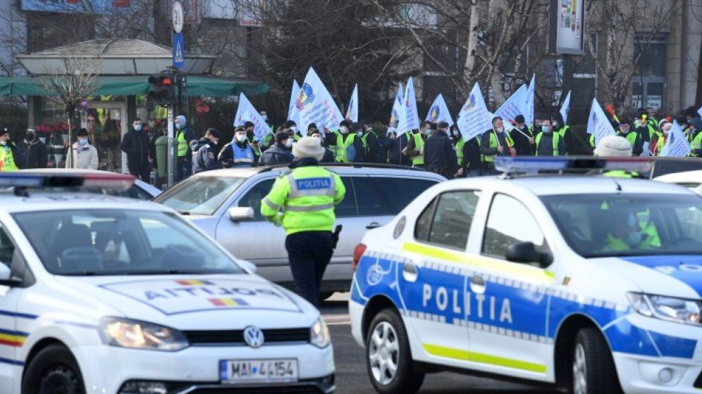 VIDEO | Sute de poliţişti au plecat în marş prin București către ministere