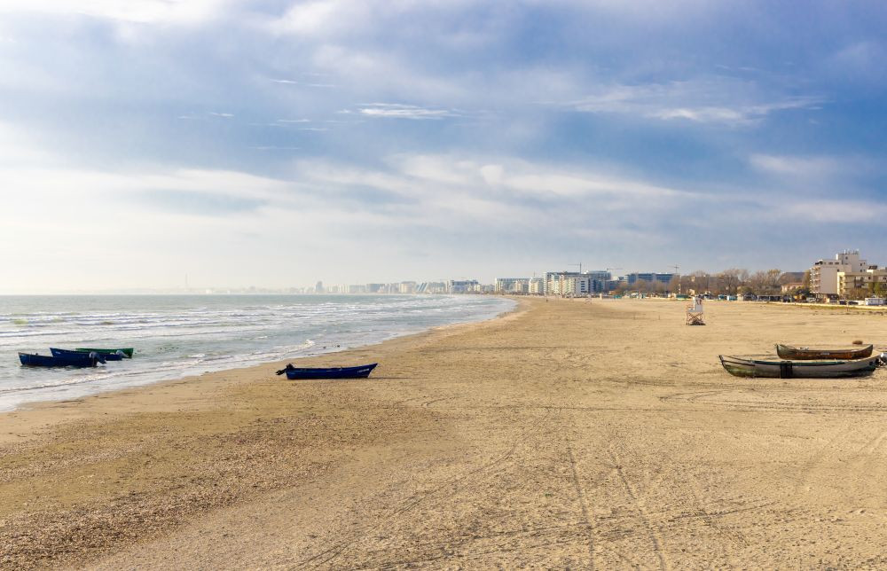 Turiștii ar putea sta la umbra pinilor pe litoral: proiect pilot pentru plajele lărgite din Mamaia-Năvodari