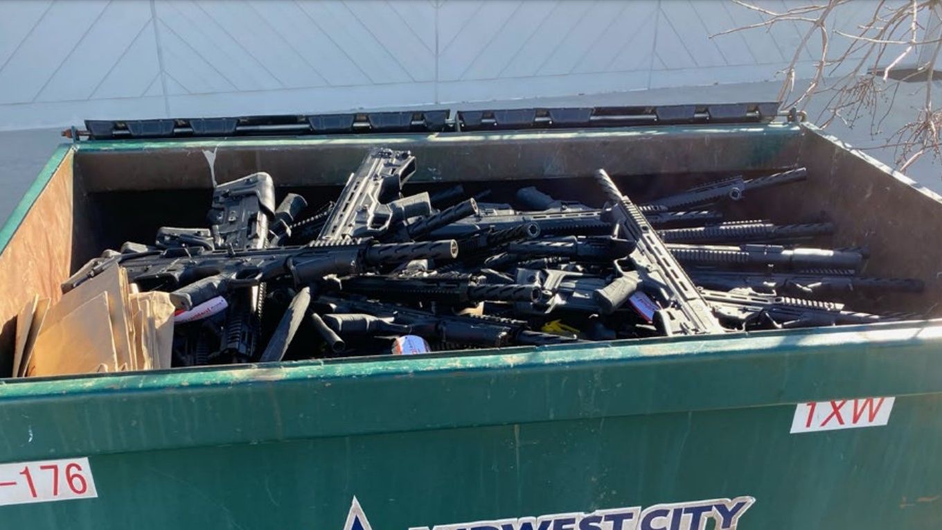 Un magazin de arme a aruncat la gunoi aproape 250 de arme, iar multe erau funcționale