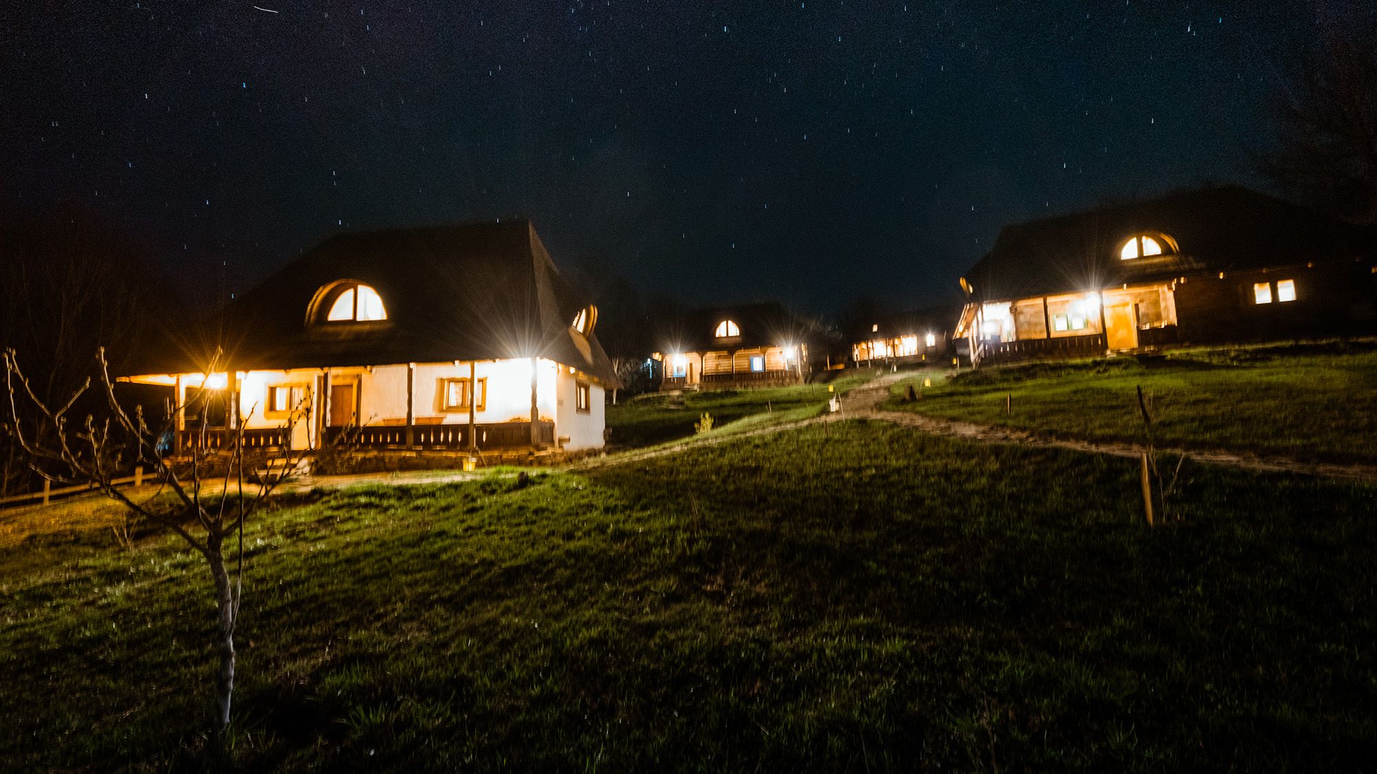 Un mini-sat din Vâlcea, scos la vânzare pentru 1,4 milioane de euro