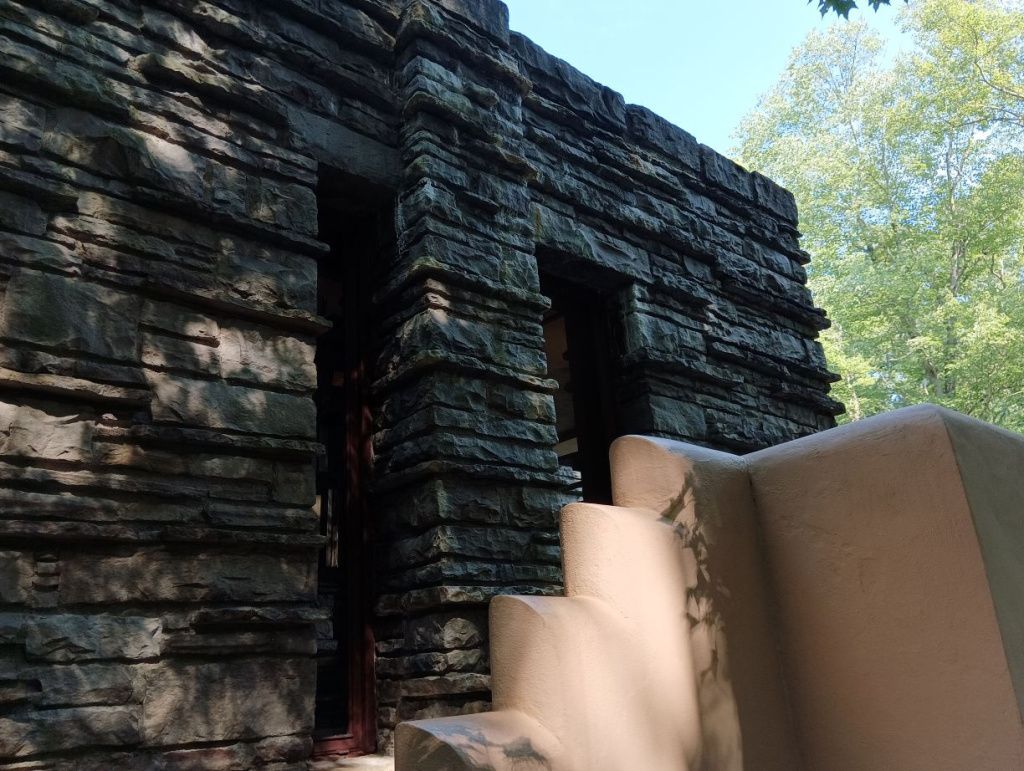 Cum arată Fallingwater, cea mai frumoasă casă din America, construită pe o cascadă - Imagine 23