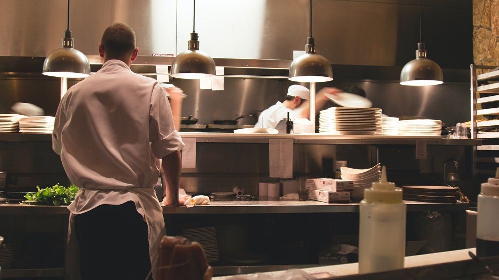 Salariile din HoReCa, mai mari cu 20%, dar candidații rămân sceptici și întârzie să apară