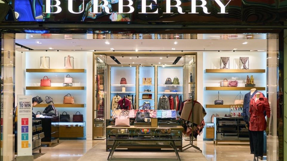 Luxul, la preț accesibil: Burberry lansează un site prin care poți închiria sau cumpăra produse second-hand
