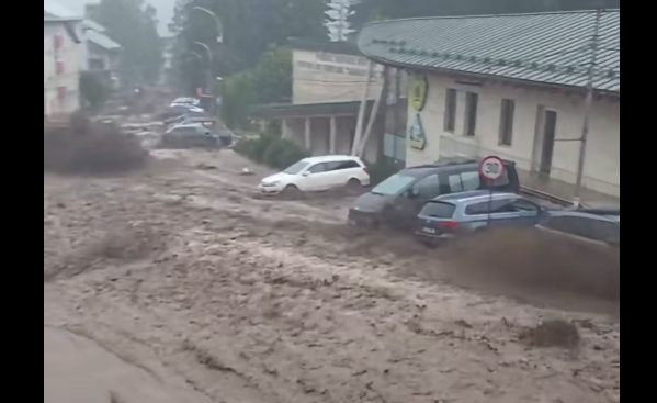 Viitura a inundat centrul stațiunii Bușteni. Intervenții în desfășurare și apel al autorităților către populație