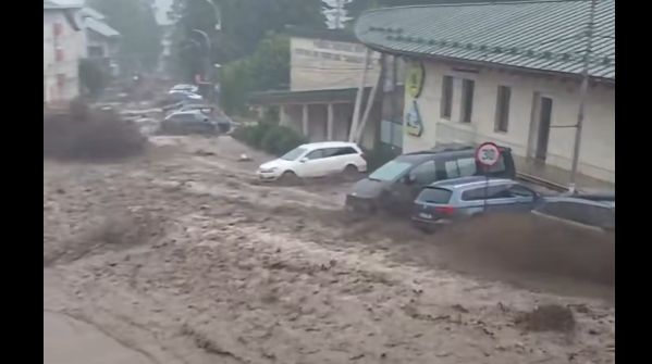 Viitura a inundat centrul stațiunii Bușteni. Intervenții în desfășurare și apel al autorităților către populație
