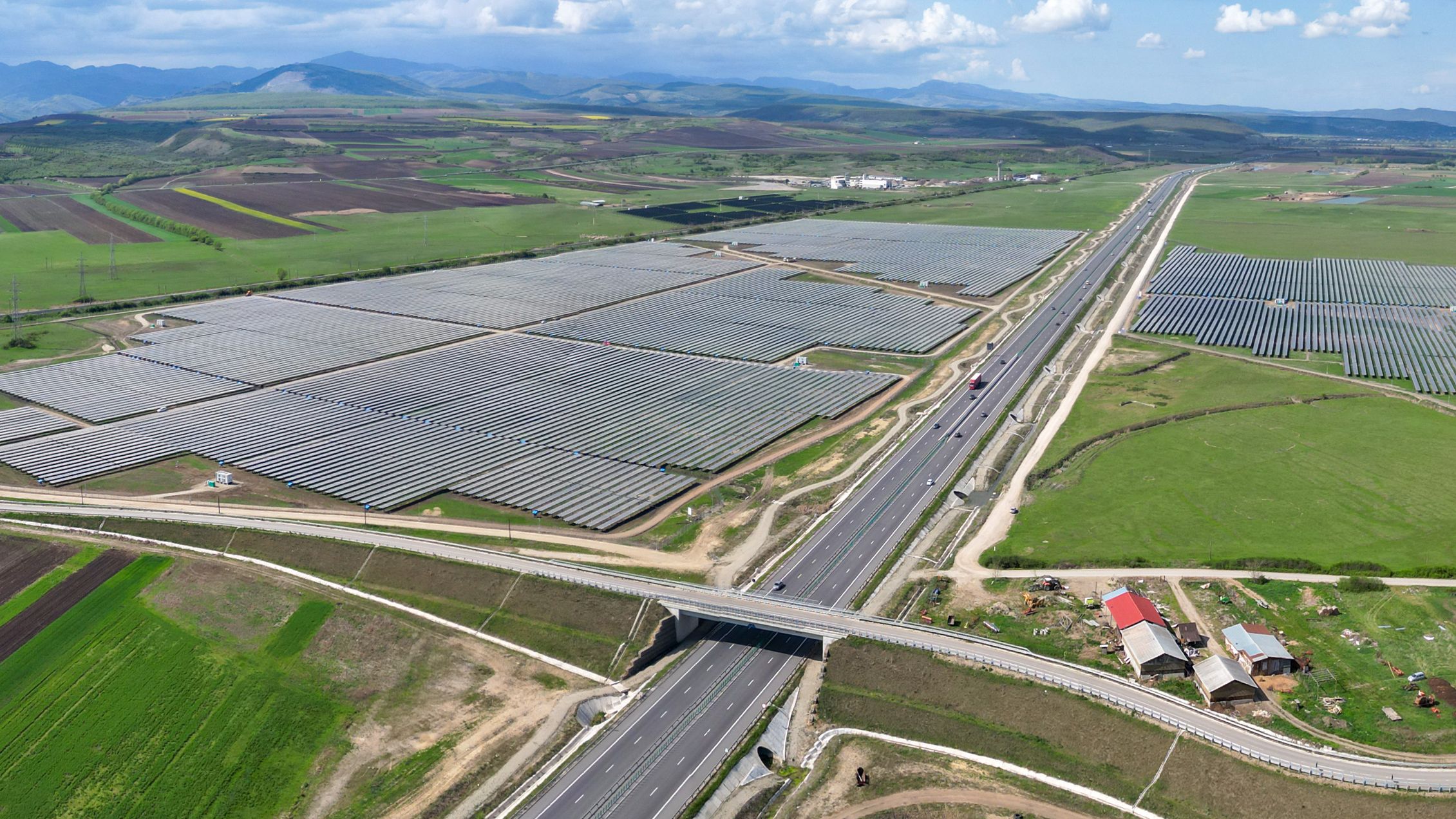 România, pe drumul dificil al energiei „verzi”: Acum 20 de ani era o singură turbină eoliană montată undeva unde nici nu bătea vântul