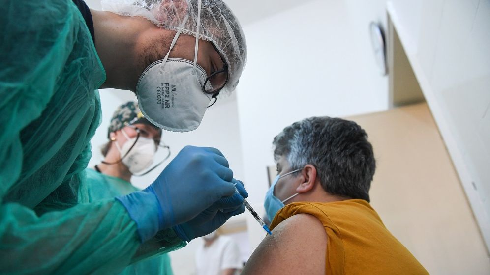 Persoanele de peste 65 de ani din Franţa trebuie să fie vaccinate cu doza „booster” dacă vor ca certificatele de vaccinare să rămână valide