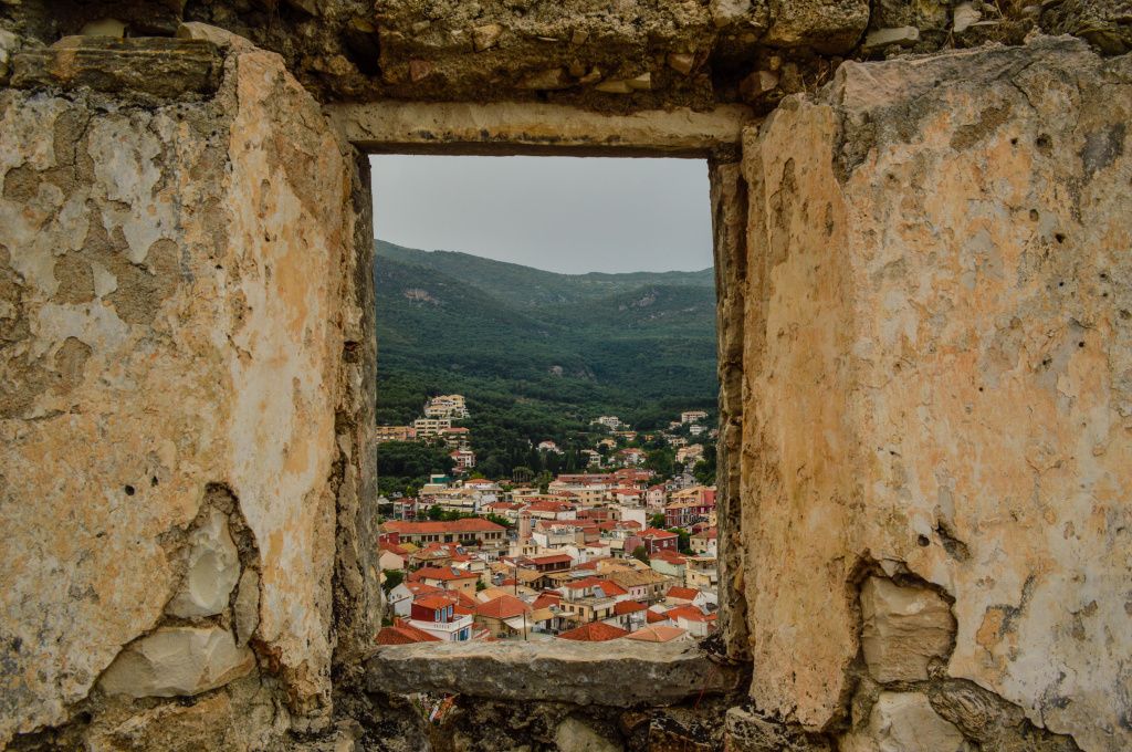 Ca un tablou - Parga prin ruinele castelului.