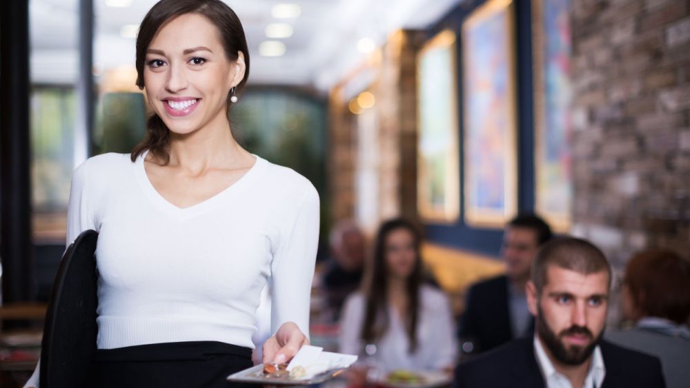 Top 5 motive pentru care lăsăm bacșiș la restaurant. De ce lăsăm uneori bacșiș mai mare și ce ne face să scoatem mai mulți bani din buzunar