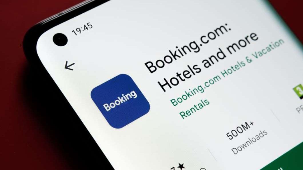 Cei care folosesc Booking.com au o nouă metodă de plată: rezervările pot fi achitate acum prin Revolut Pay