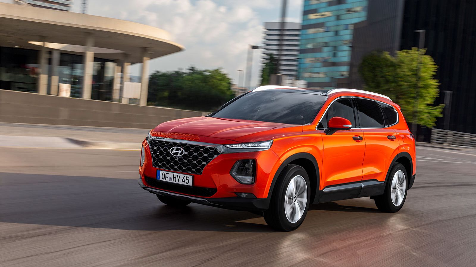 Cea de-a patra generatie Hyundai Santa Fe este disponibila in Romania intr-o echipare de varf. Costa 53.000 euro