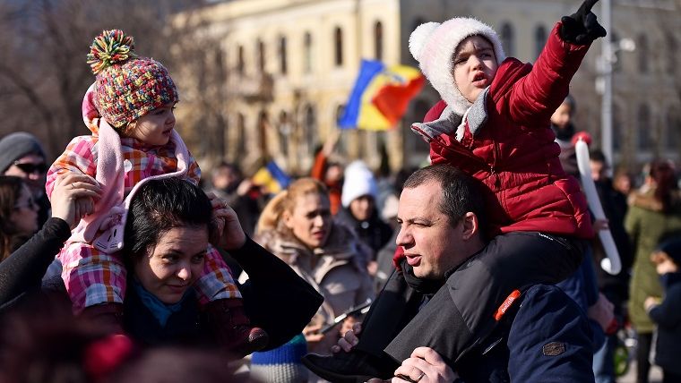 Peste 6.000 de parinti si copii protesteaza in Capitala. Copiii joaca sotronul si scriu pe asfalt "Nu eliberati hotii"