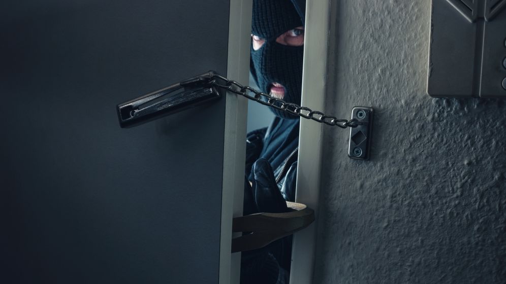 Câte locuinţe din România sunt jefuite de hoţi în fiecare zi. Dar, cuprinse de flăcări?