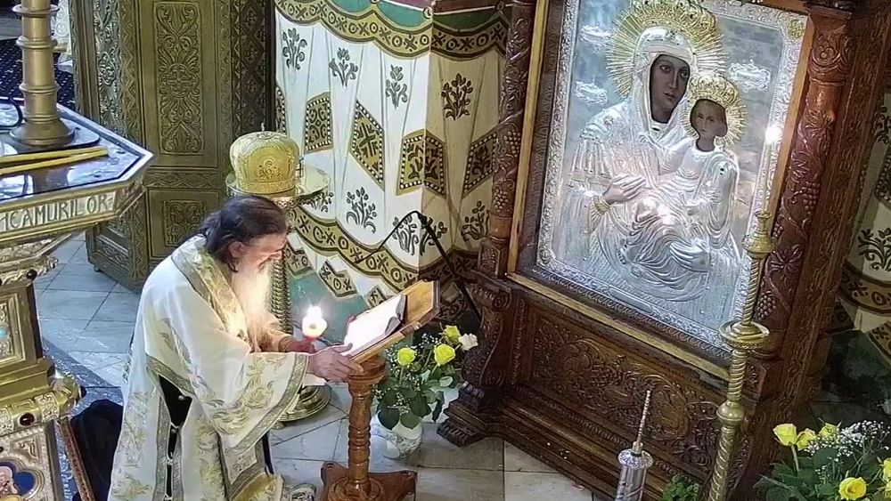 Slujbă cu zeci de oameni, fără măști de protecție