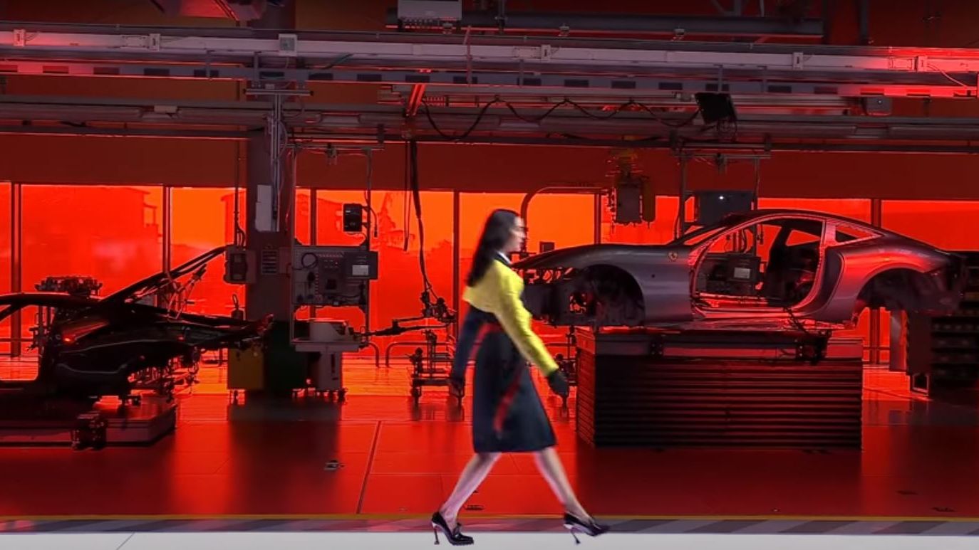 Ferrari lansează prima sa linie vestimentară, creată de fostul designer de la Armani