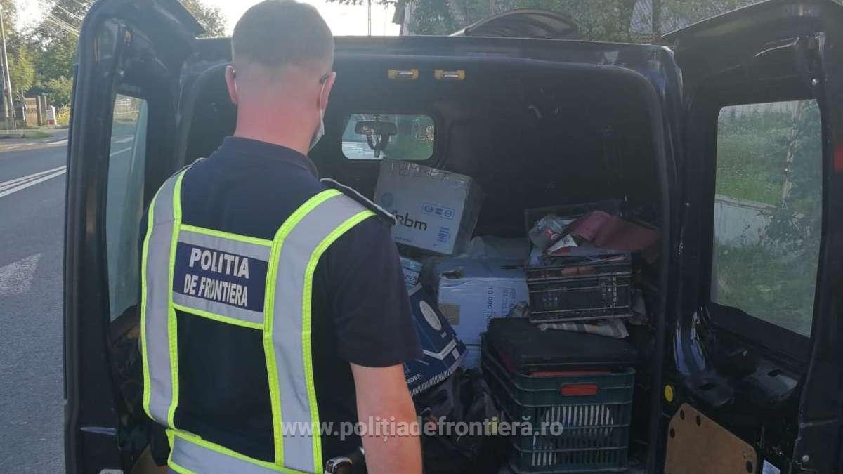 Contrabandă pe bandă rulantă cu pachete de țigări din Ucraina