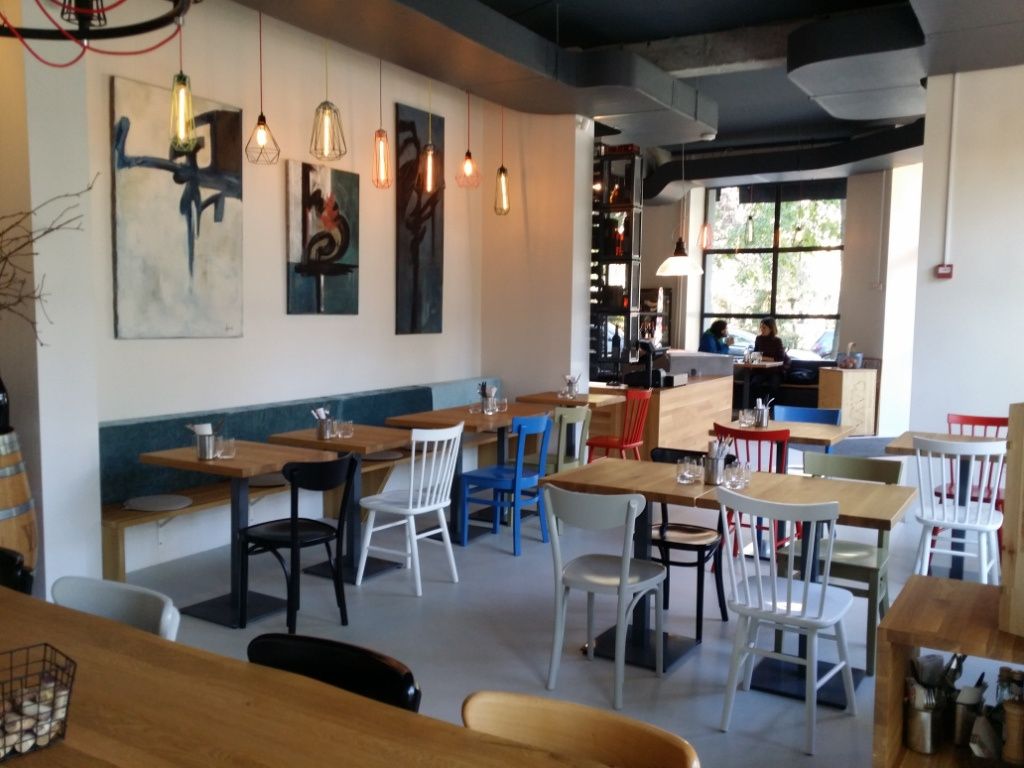 Uimirea unui chelner dintr-un winebar - Imagine 7