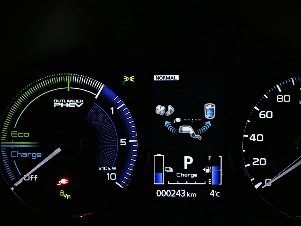 Mitsubishi Outlander PHEV - Imagine 12