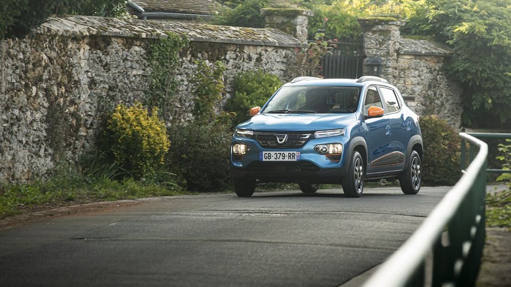 Proprietarii de Dacia Spring acuză diverse probleme tehnice. Ce răspunde compania