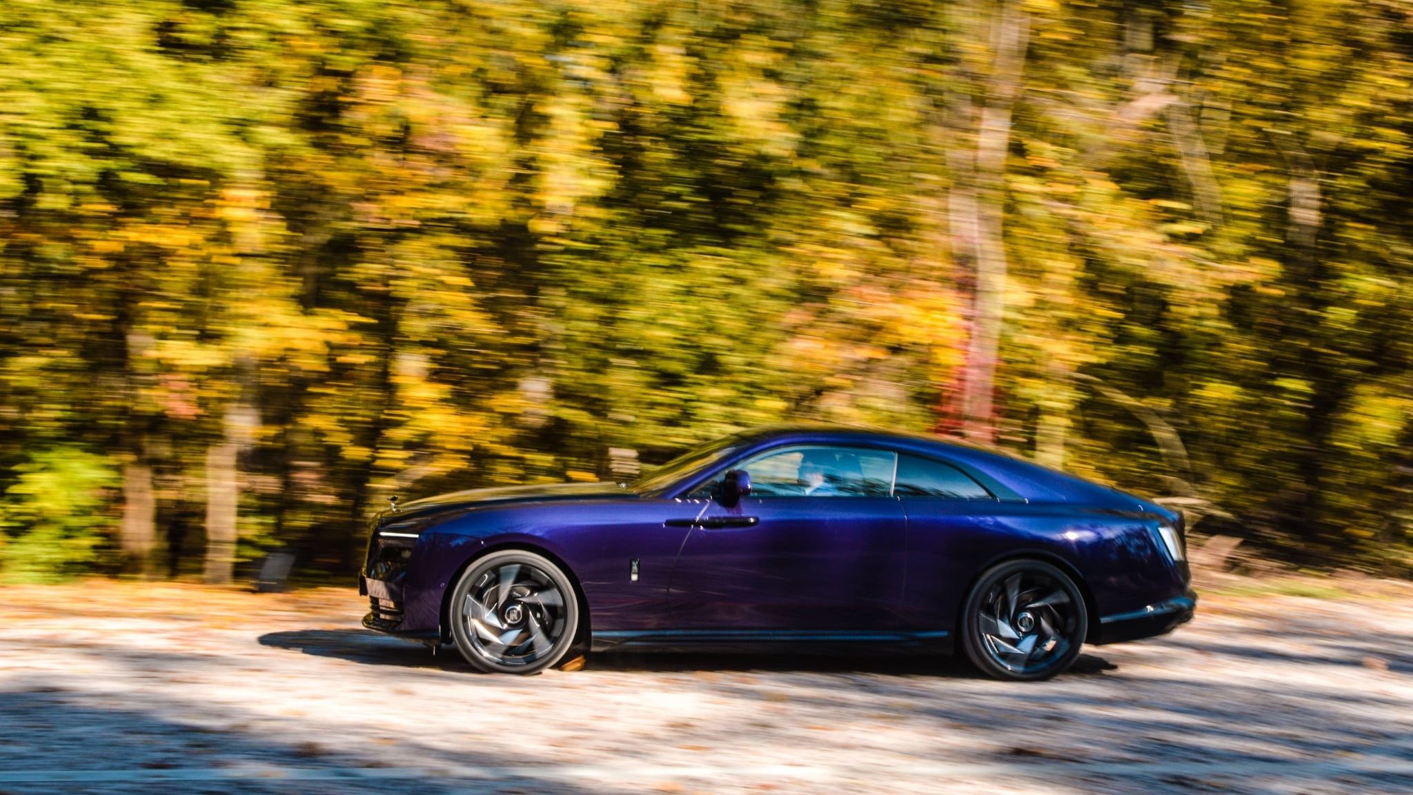 Rolls-Royce nu abandonează motoarele V12, deși voia să treacă la mașini electrice din 2030