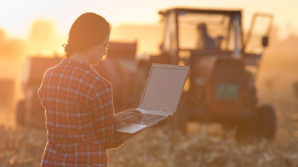 Cum încearcă ING să convingă fermierul român să își pună ferma "pe calculator"