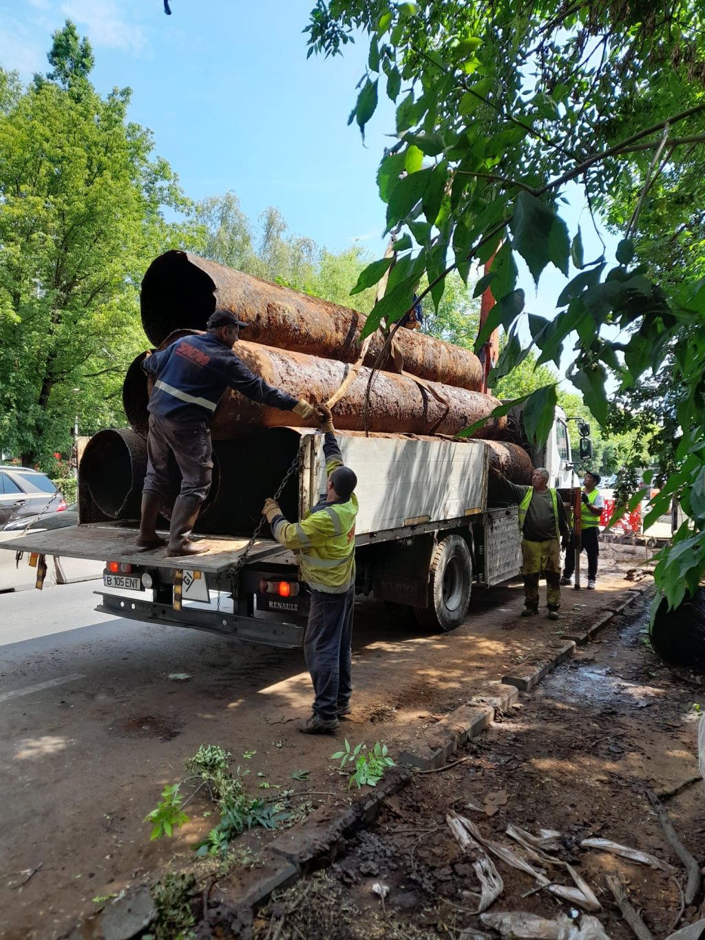 [GALERIE FOTO] Cum arată conductele vechi din cauza cărora bucureștenii nu au apă caldă. Unele - Imagine 23