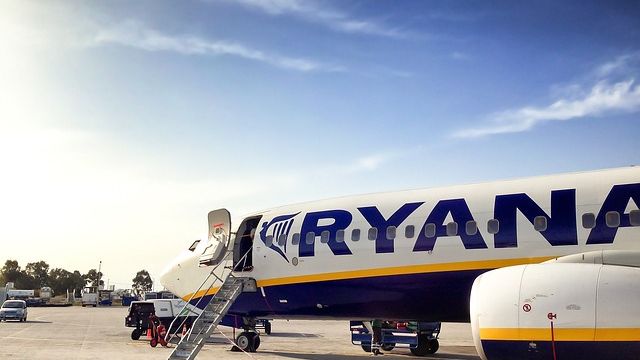 Ryanair face angajari: Recruteaza insotitori de bord in Romania