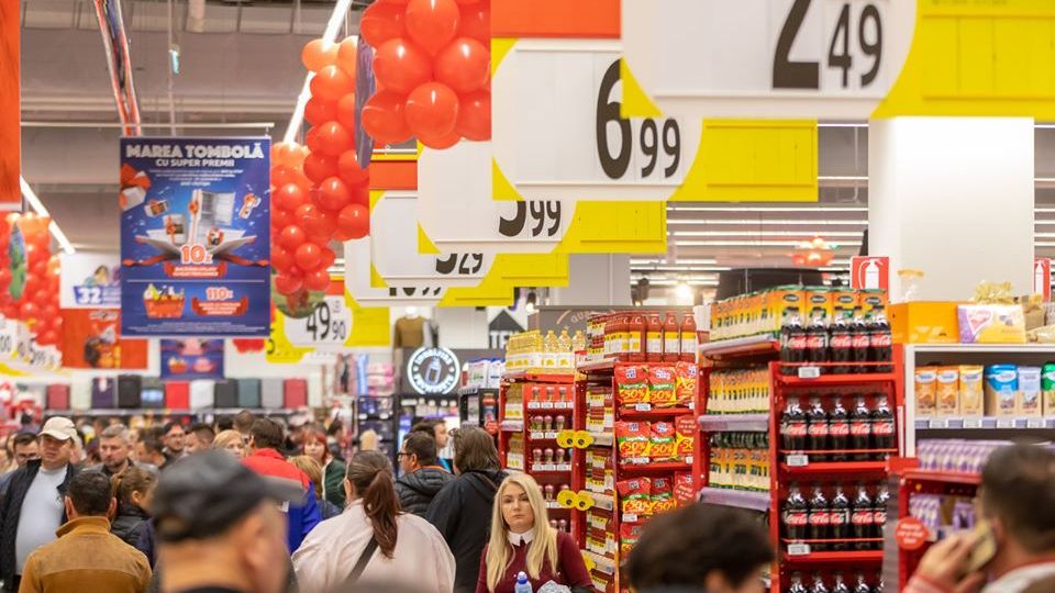 ANPC: Supermarketurile AU stocuri de alimente de bază și de produse dezinfectante, deși cererea e mare