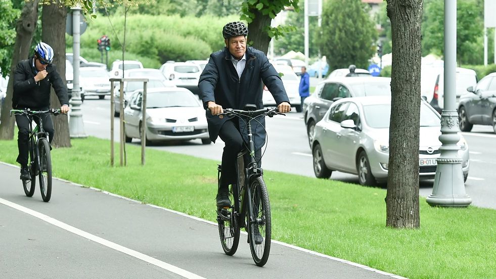 Klaus Iohannis, pe bicicletă către Palatul Cotroceni
