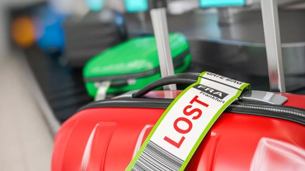 Un pasager a fost trimis de linia aeriană să-și ridice bagajele pierdute de cealaltă parte a Atlanticului