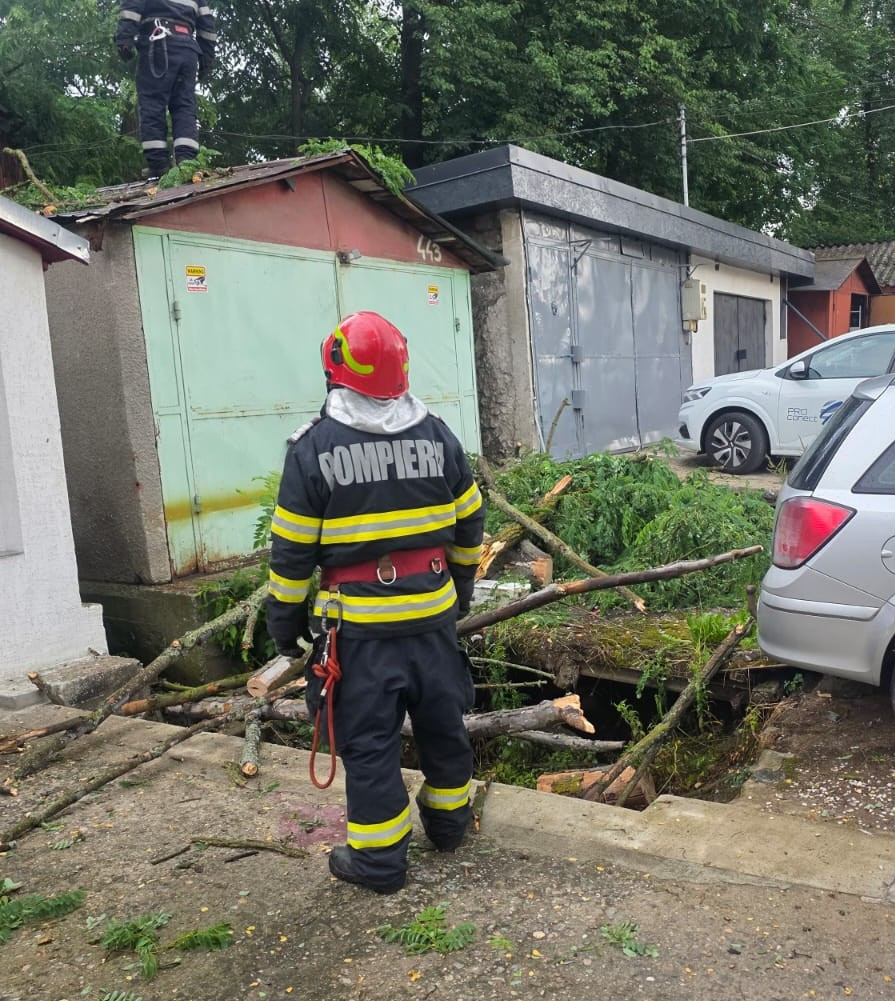 Nu doar Bucureștiul a fost lovit de furtună: județele afectate de fenomenele meteo extreme