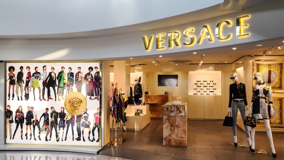 Prada cumpără Versace printr-o tranzacție de aproape 1,4 miliarde de dolari