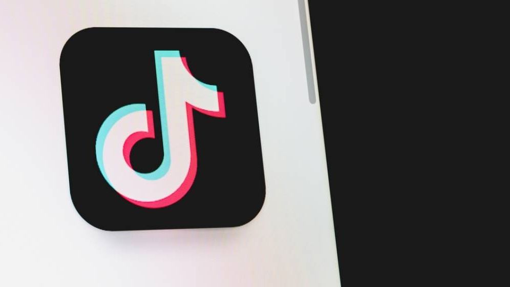 Reacția TikTok. Ce spune de Călin Georgescu și despre prezenta politicienilor pe platformă