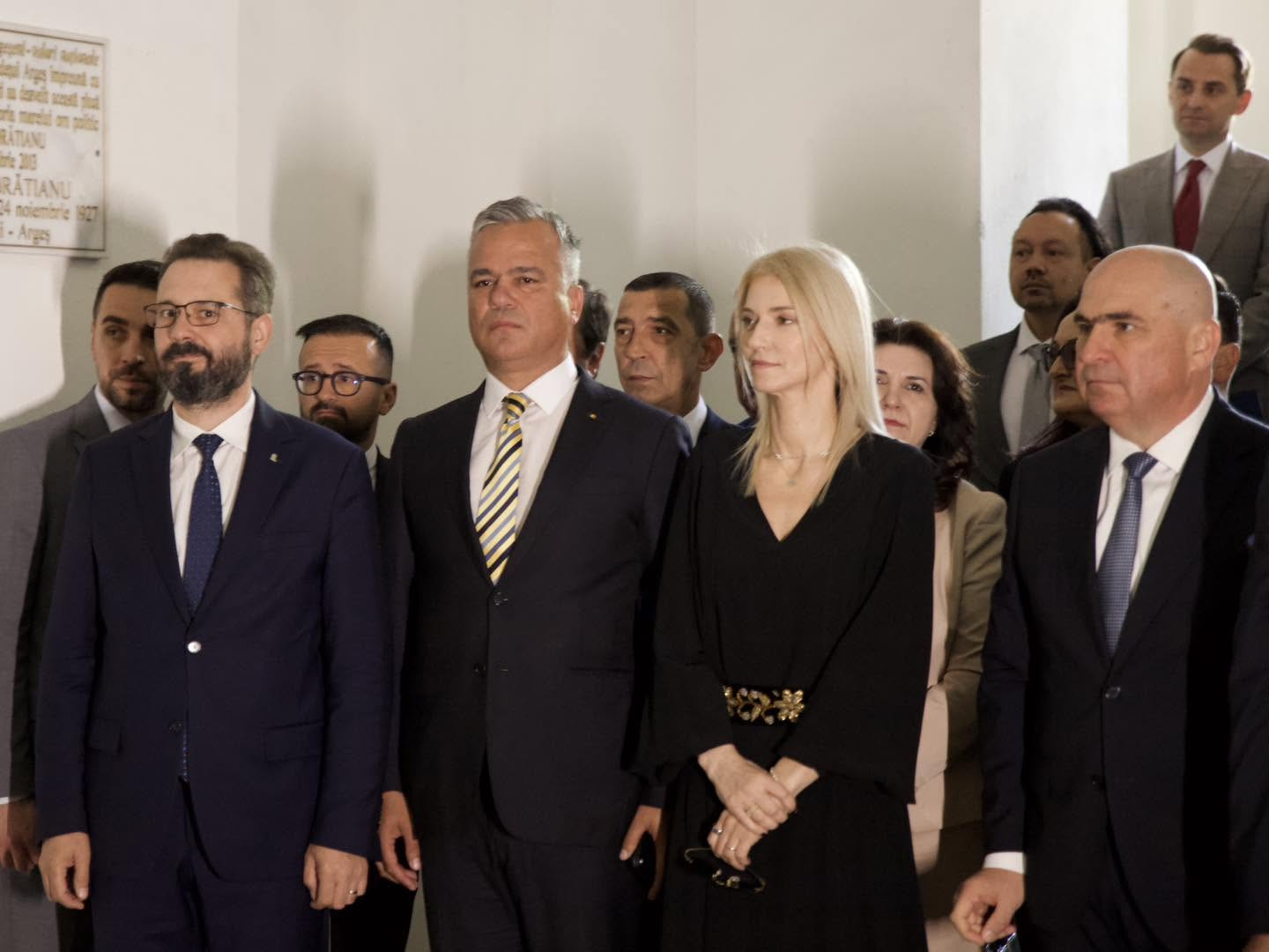 Ședințe urgente ale partidelor pentru susținerea lui Veștea: USR și UDMR stabilesc astăzi dacă merg pe mâna lui Nicușor Dan
