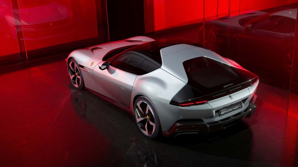 GALERIE FOTO | Ferrari a lansat un nou supercar cu motor V12 - Imagine 9