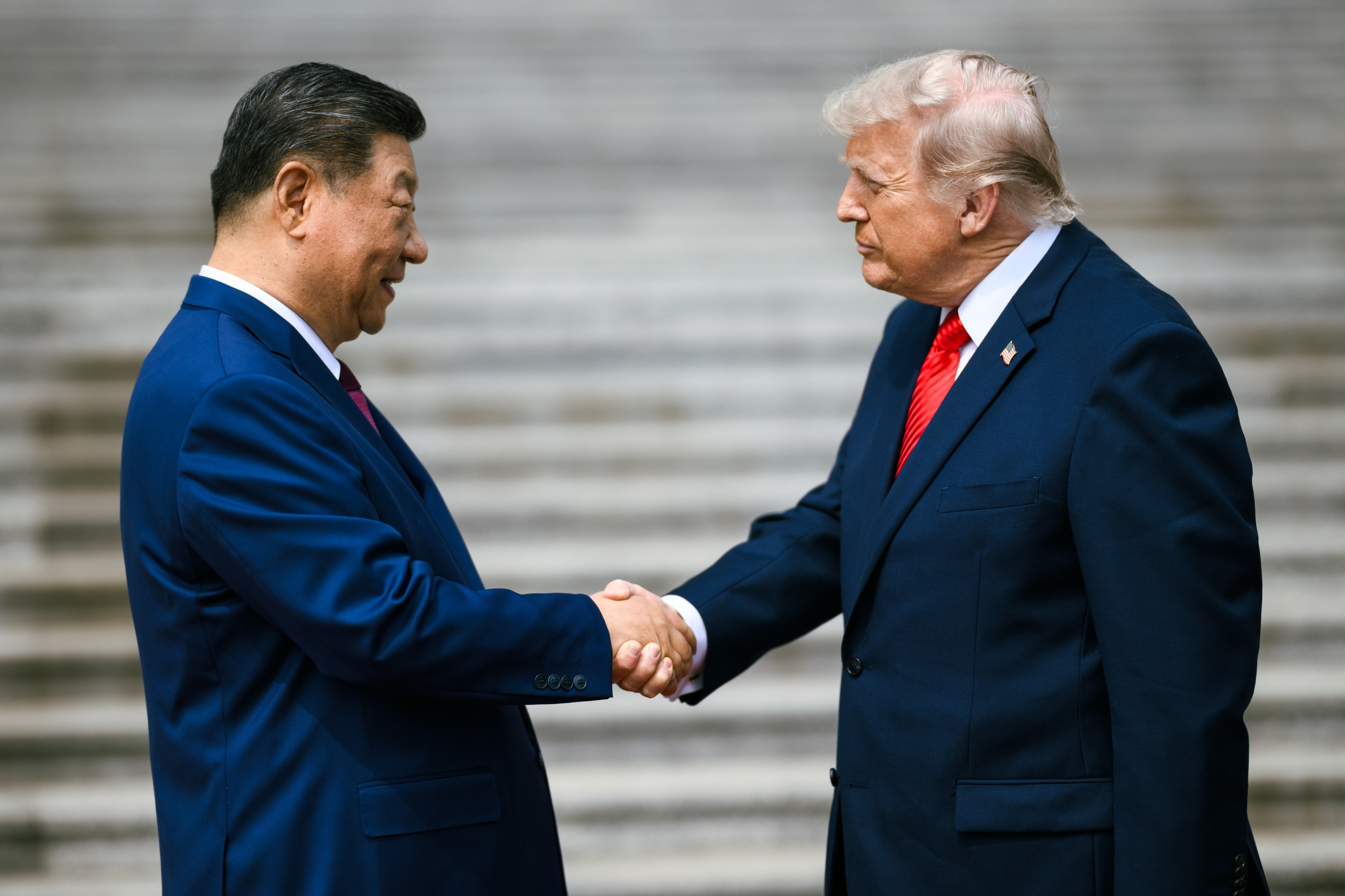 Trump îi propune Chinei să cumpere arme americane. Ce spune ambasadorul SUA la Beijing