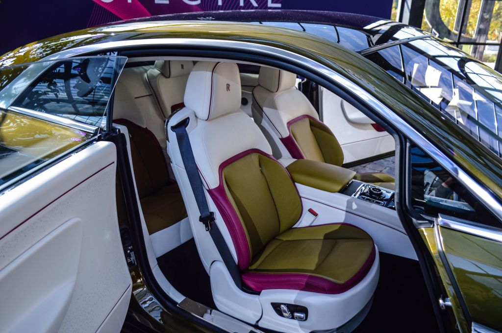 GALERIE FOTO | Rolls-Royce aduce mai multe premiere europene importante la București - Imagine 42