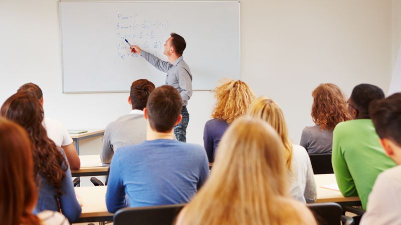 Profesorii s-ar putea pensiona anticipat daca au 30 de ani vechime. Ministerul Muncii nu este de acord