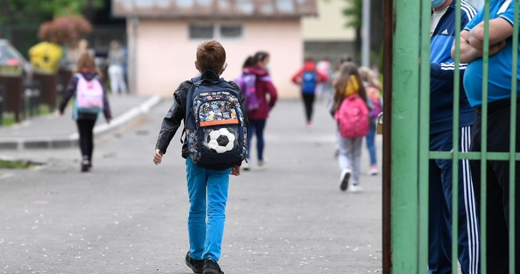 Ce poate ascunde un „NU vreau la școală.” Cum ne pregătim copiii pentru începerea școlii. Psiholog: Nu trebuie să ducă în ghiozdan și anxietatea noastră