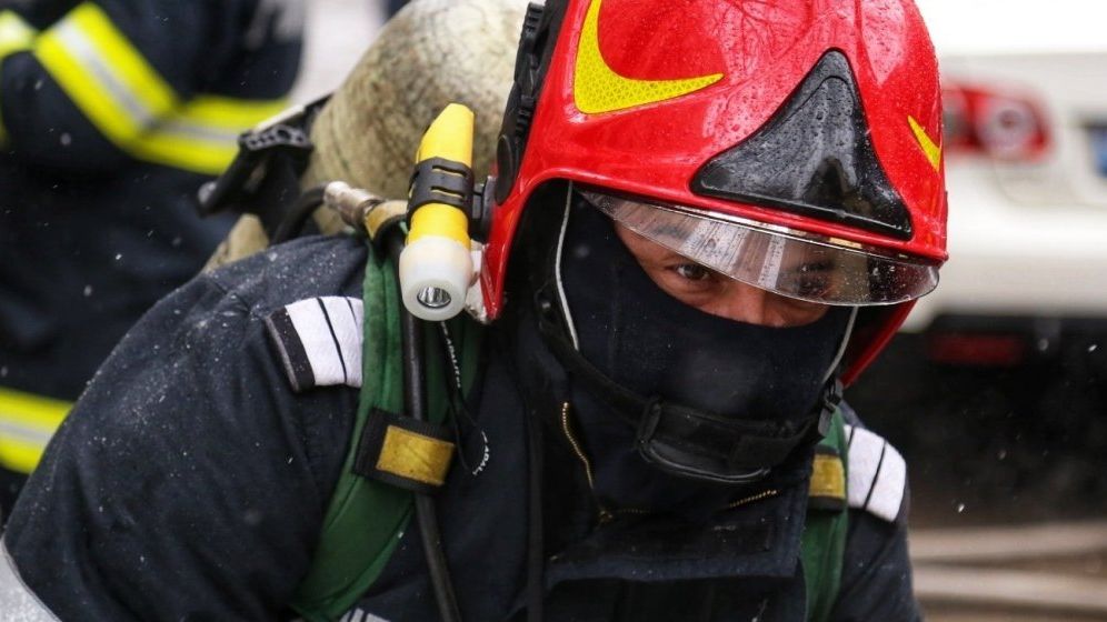 Mai mulți copaci au căzut pe mașinile din București, din cauza vijeliei. Pompierii au intervenit