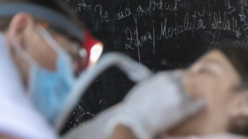 Campanie de preventie: Elevii din Bucuresti vor beneficia de sigilarea "molarului de 6 ani"