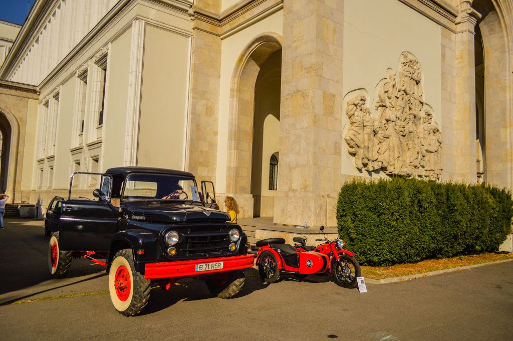 GALERIE FOTO | Mașinile comunismului au făcut baie de mulțime la Operă - Imagine 68