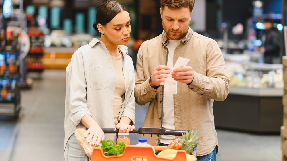 Românii taie din cumpărături, iar discounterii câștigă teren: piața FMCG încetinește puternic în 2026