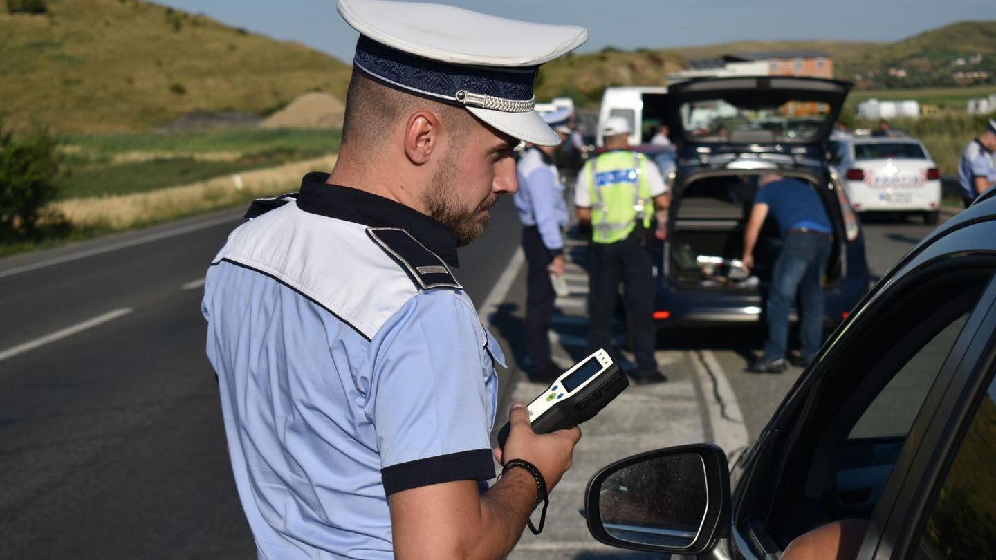 Fiul unui important om de afaceri din Brăila, prins drogat la volan și cu permisul suspendat. În mașină avea sute de mii de euro și lingouri de aur