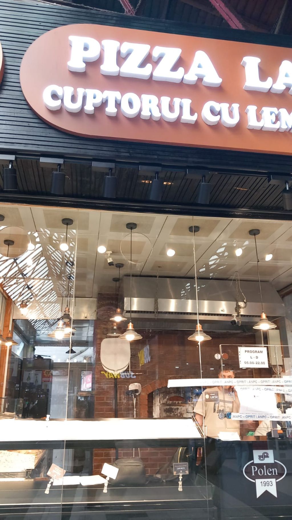 [FOTO] Piedone, în razie la Gara de Nord. Au fost închise majoritatea magazinelor - Imagine 2