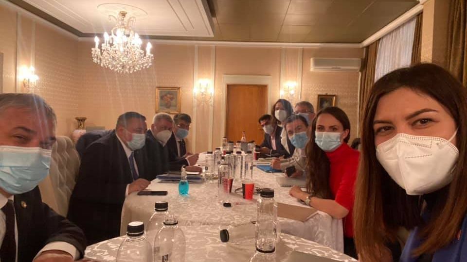 Negocierile pentru constituirea coaliției de guvernare au fost sistate