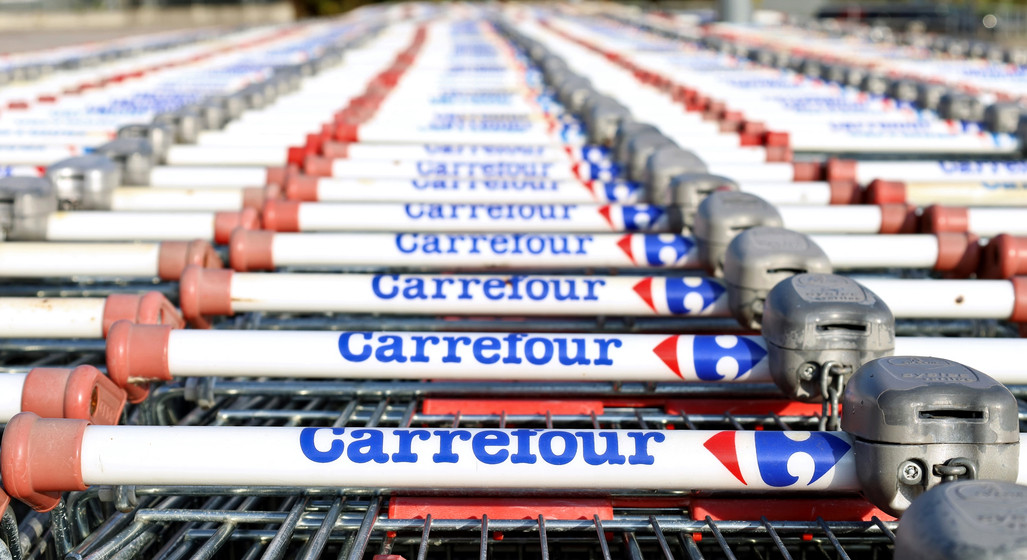 Carrefour reduce prețurile la sute de produse. Cu cât cumperi mai mult, cu atât prețul scade mai mult