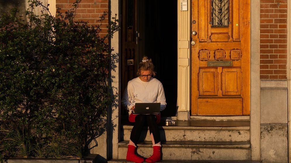 Angajații nu mai vor să se întoarcă de tot la birou. Varianta de lucru hibrid, preferată de cei mai mulți