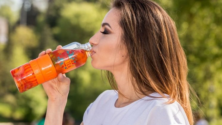 O tanara de 24 de ani a investit peste 10.000 de euro intr-o afacere cu ceaiuri de detoxifiere